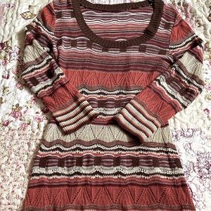 🌸 2 for $15 🌸Beautifully patterned sweater- falls on upper thigh